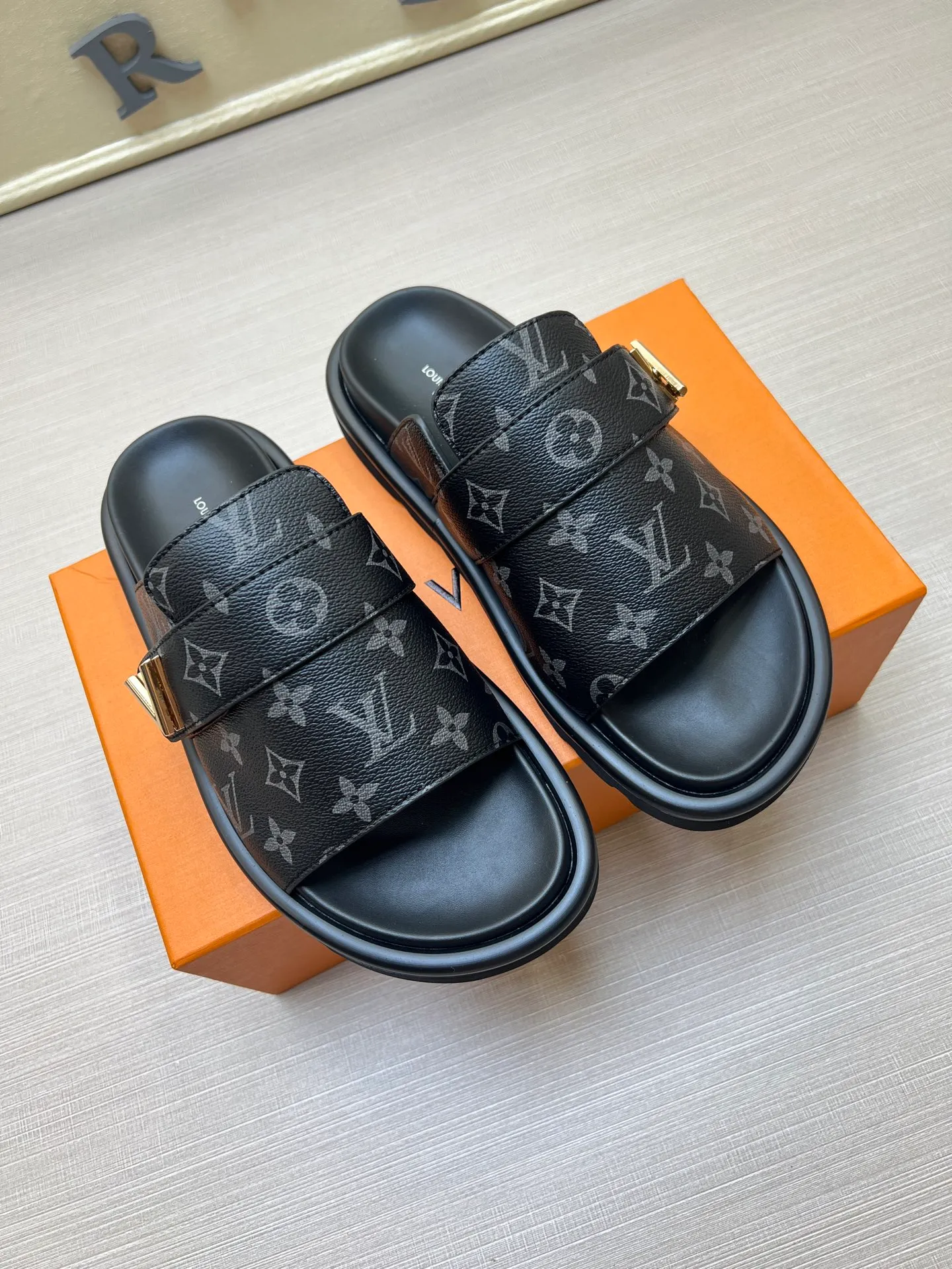 Factory price: 360💰【LOUIS VUITTON】Louis Vuitton, LV printing, men's and women's slippers are on the market, drawer box packaging with cloth bag, card, the upper pattern looks very soft and waxy, super versatile leg slimming artifact. Fabric: imported denim/canvas/old fabric, LV hardware LOGO, official website pattern printing, comfortable to wear, foot pads: high elastic men's shoes💰U water table. Sole: foam sole, heel height: about 5cm. Code number: 35-46, 35, 45, 46 are custom-made and non-returnable. Color: multiple colors and styles available.